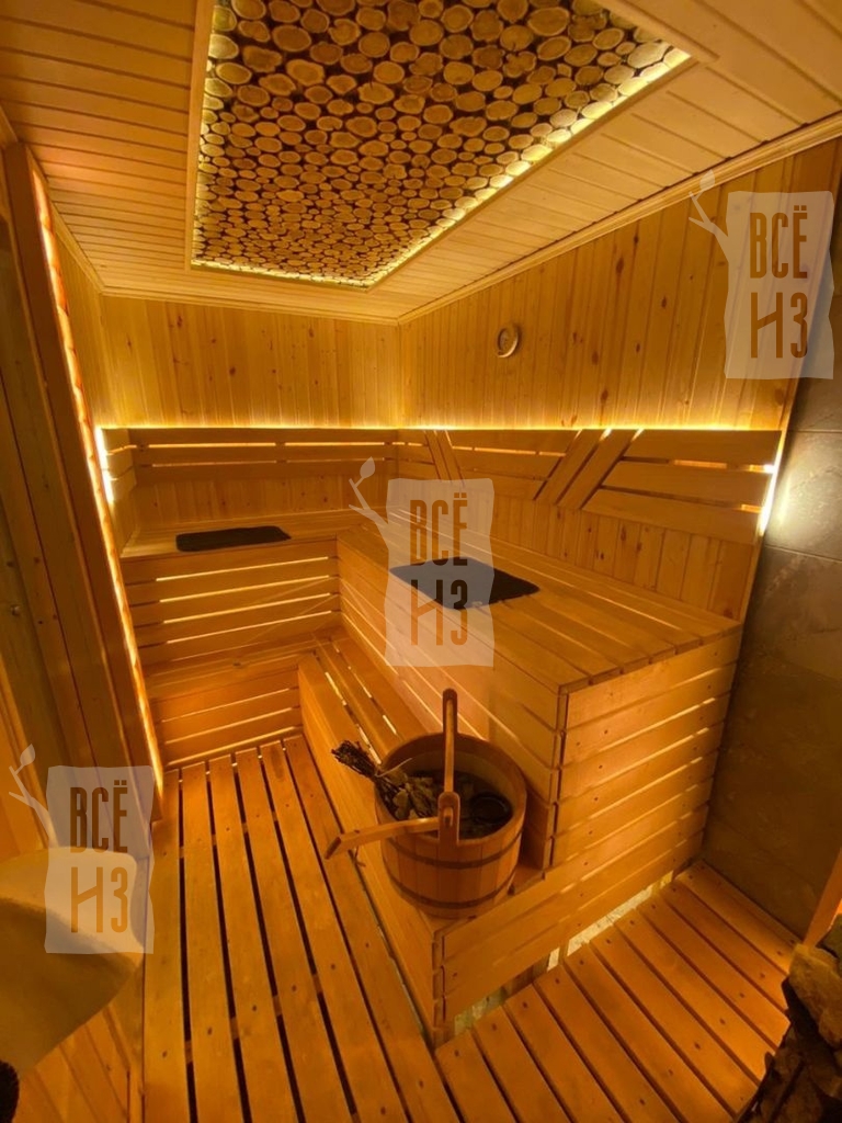Панно из можжевельника в интерьере парной с подсветкой — пример готовой работы Фото панно из можжевельника в интерьере парной с подсветкой стен и потолка — пример стильного дизайна готовых работ для бани и сауны.