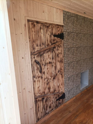 Продаем дверь с коробкой (хвоя) 800х1800х150 "крестьянская" под старину (сорт ав) в Ижевске по доступным ценам.